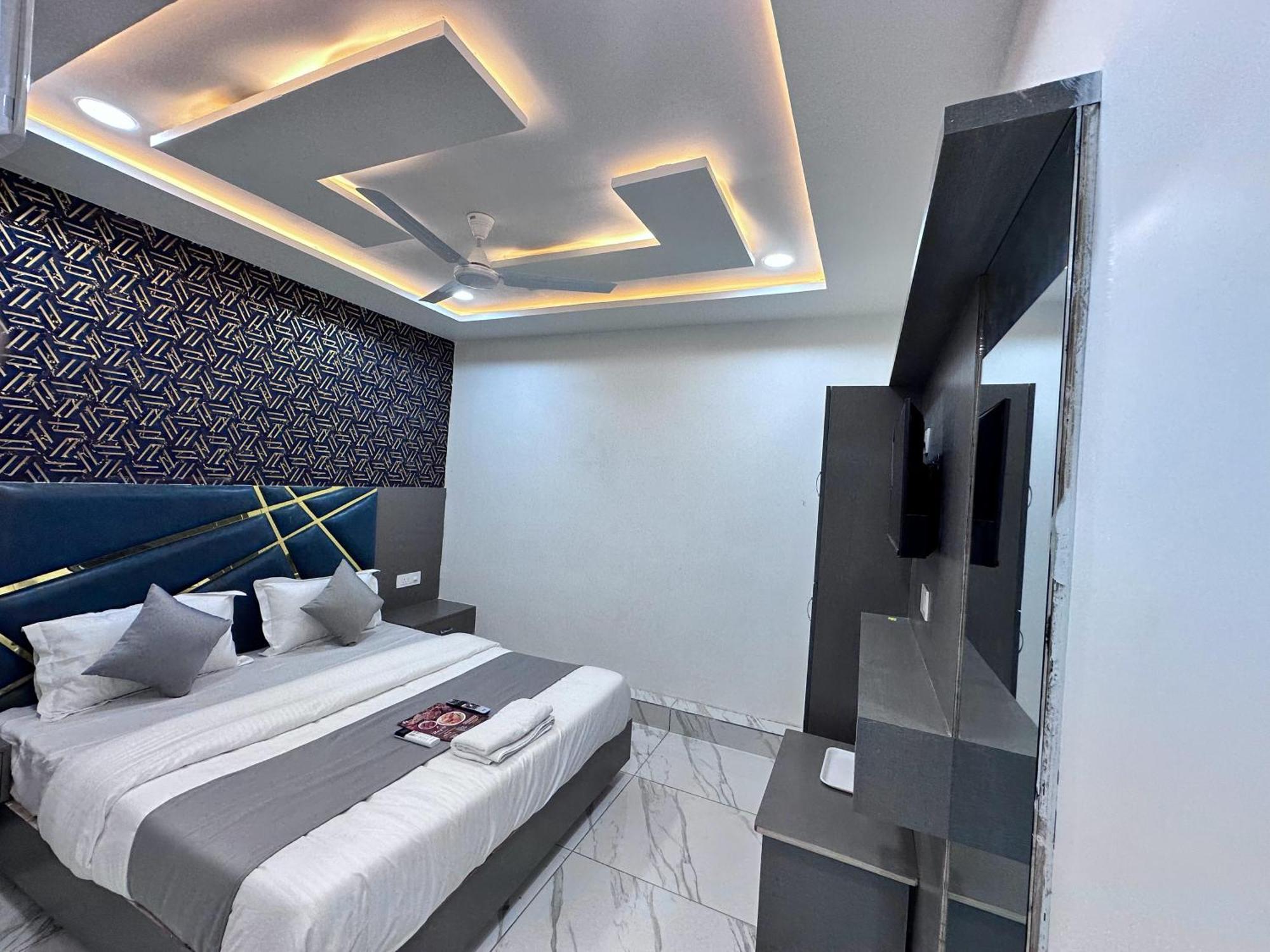 Hotel The Pacific Ahmedabad Airport Екстер'єр фото