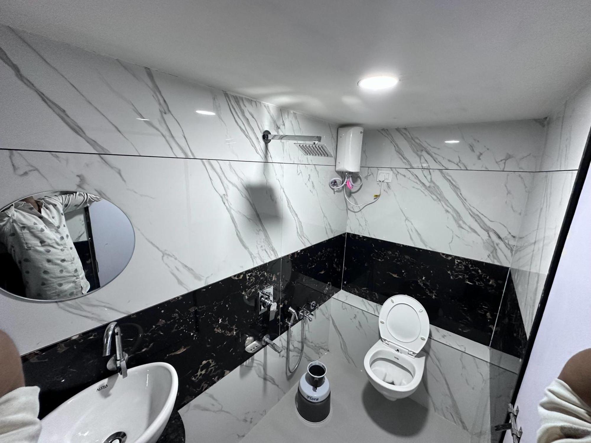Hotel The Pacific Ahmedabad Airport Екстер'єр фото