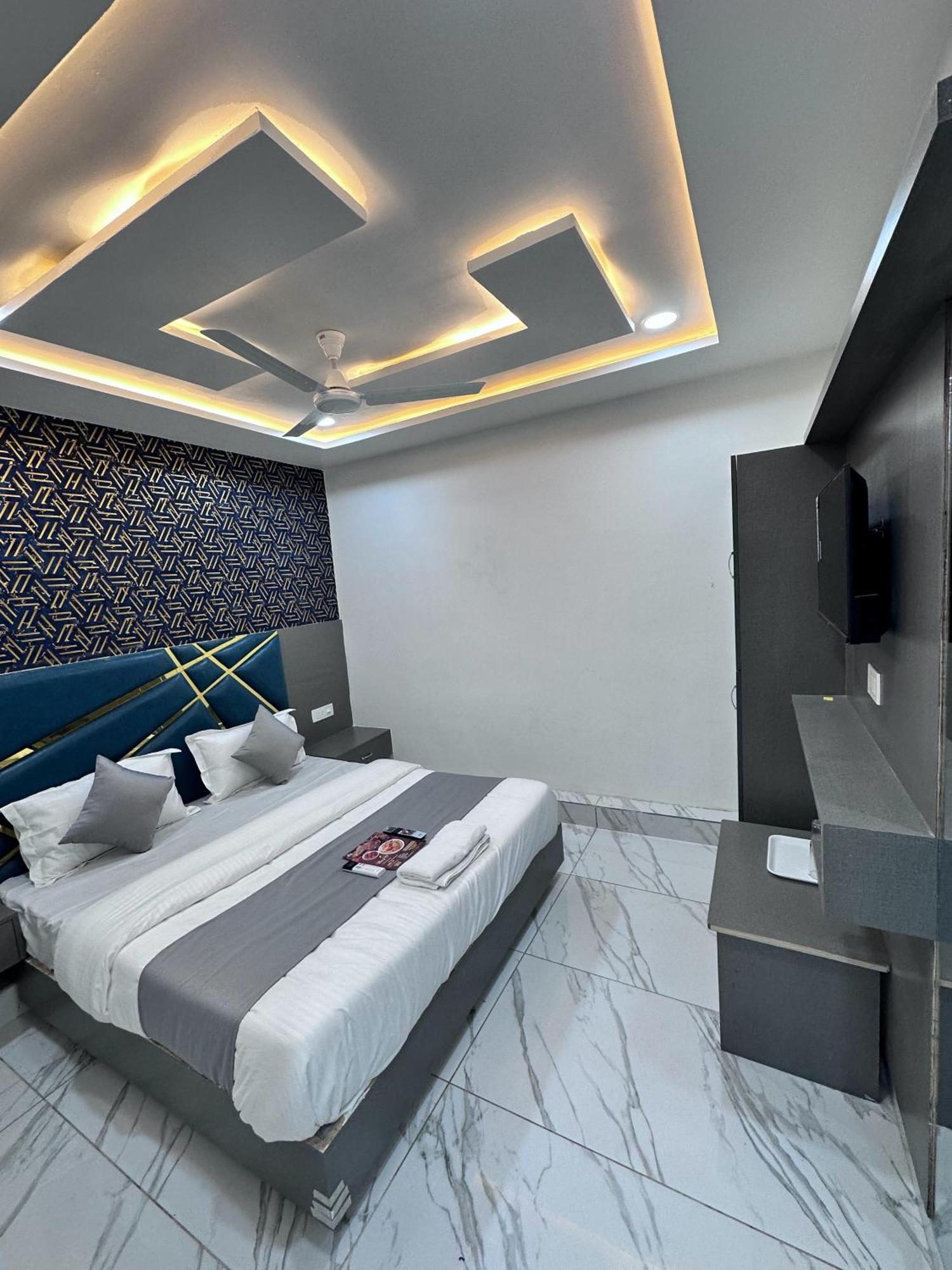 Hotel The Pacific Ahmedabad Airport Екстер'єр фото